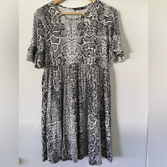 Boohoo Dresses & Skirts - Knee length basic maternity dress.